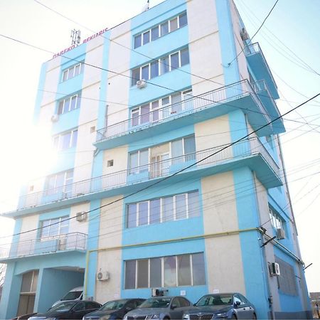 Luana Airport Apartments #3 オトペニ エクステリア 写真