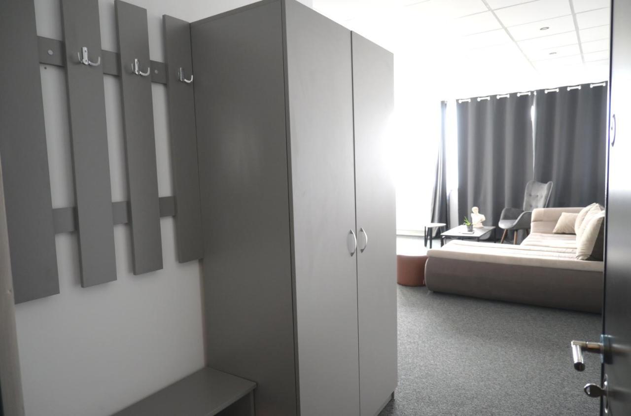 Luana Airport Apartments #3 オトペニ エクステリア 写真