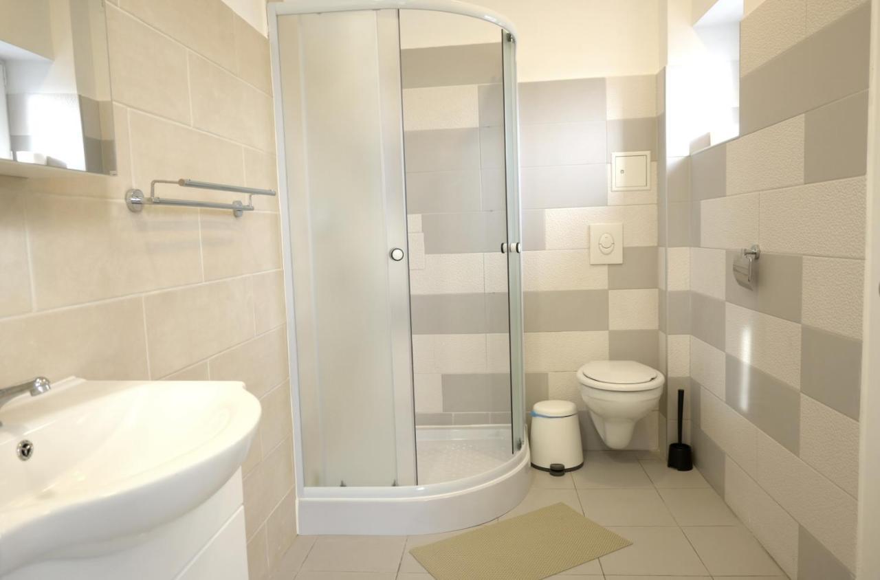 Luana Airport Apartments #3 オトペニ エクステリア 写真